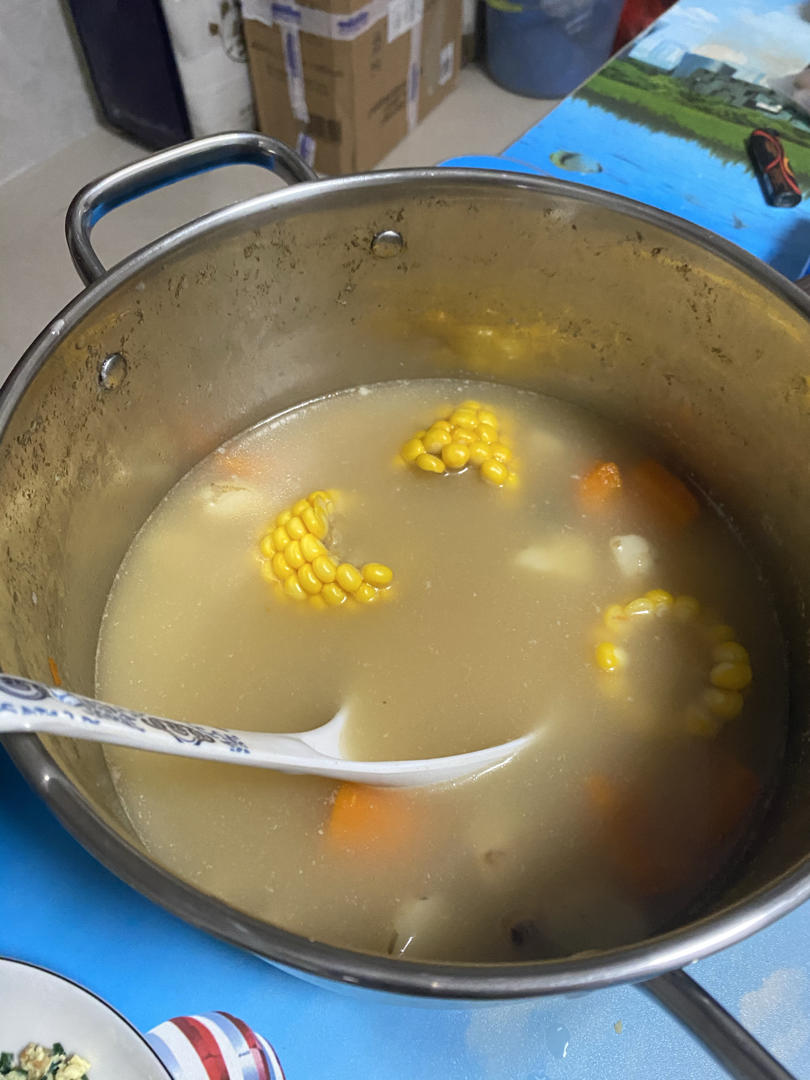 玉米山药红萝卜鸡爪汤