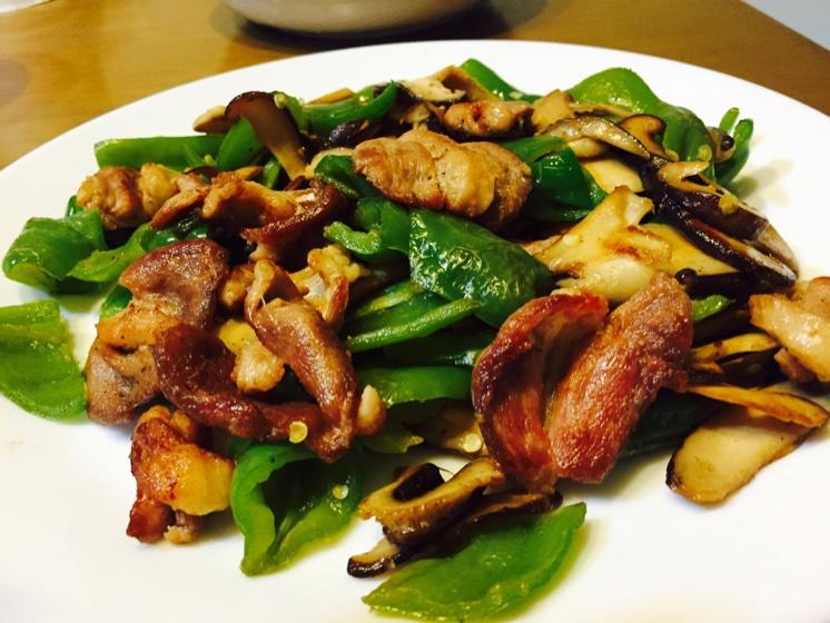 青椒香菇炒鸭肉的做法