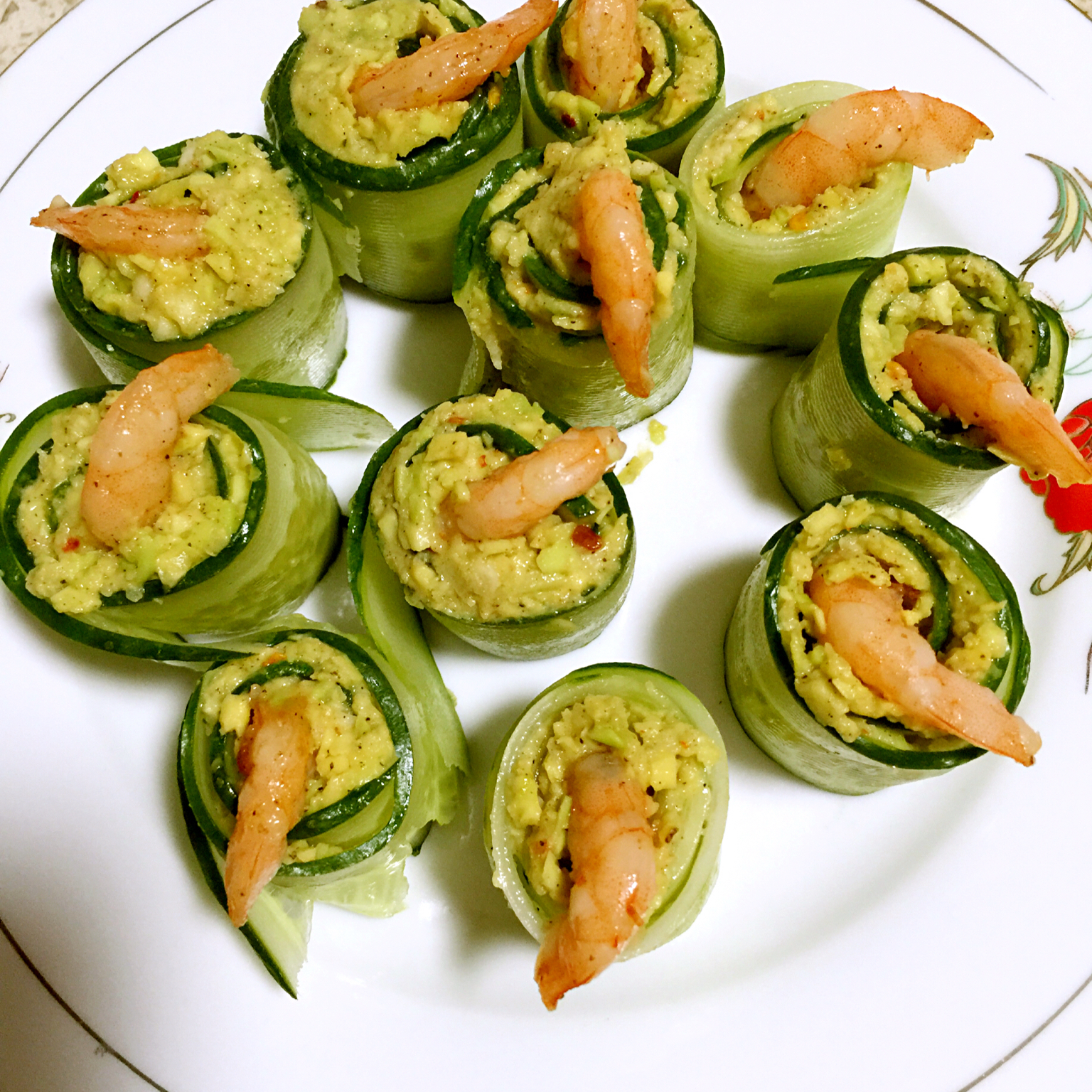 黄瓜牛油果酱卷虾
