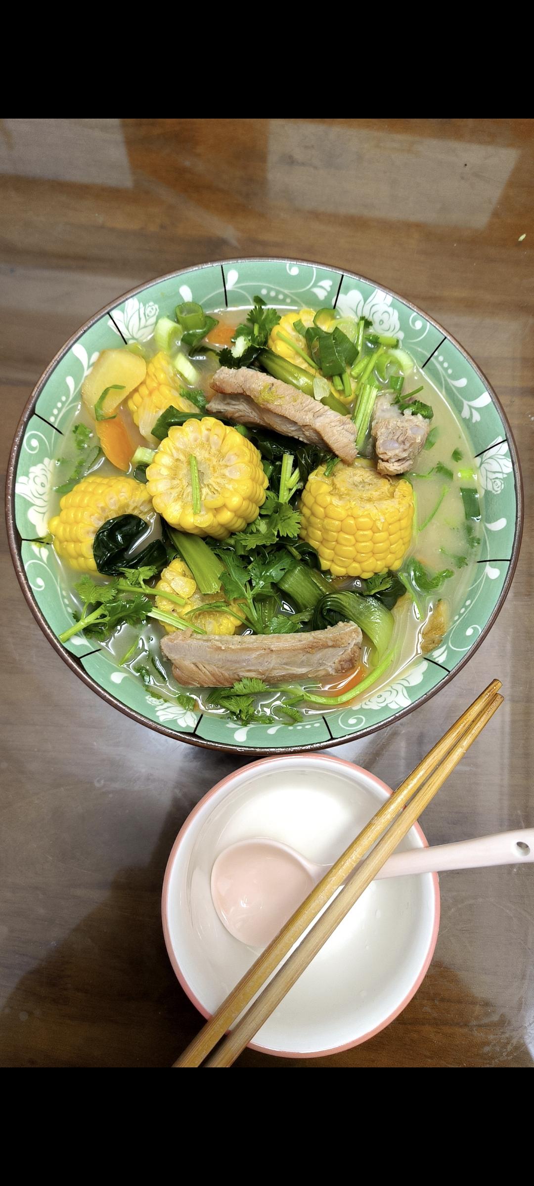 红烧排骨土豆炖玉米