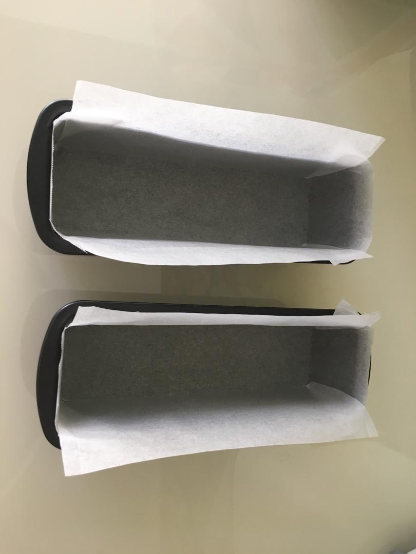 裁剪磅蛋糕模的垫纸