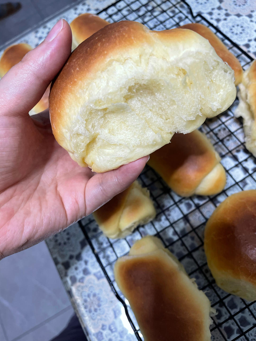 免揉膜的牛奶面包卷，没有厨师机也可以轻松做面包