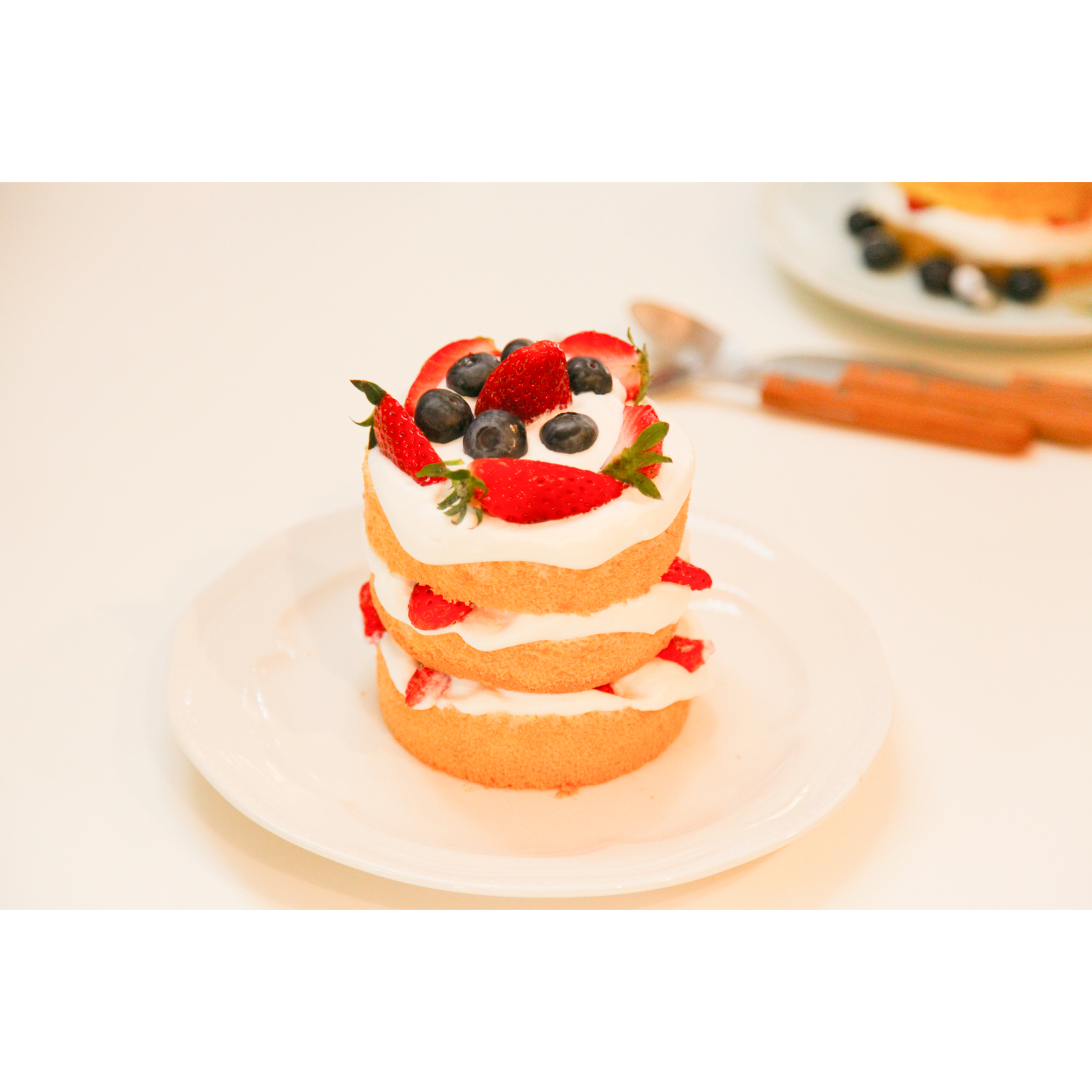 时下流行的鲜奶油戚风裸蛋糕