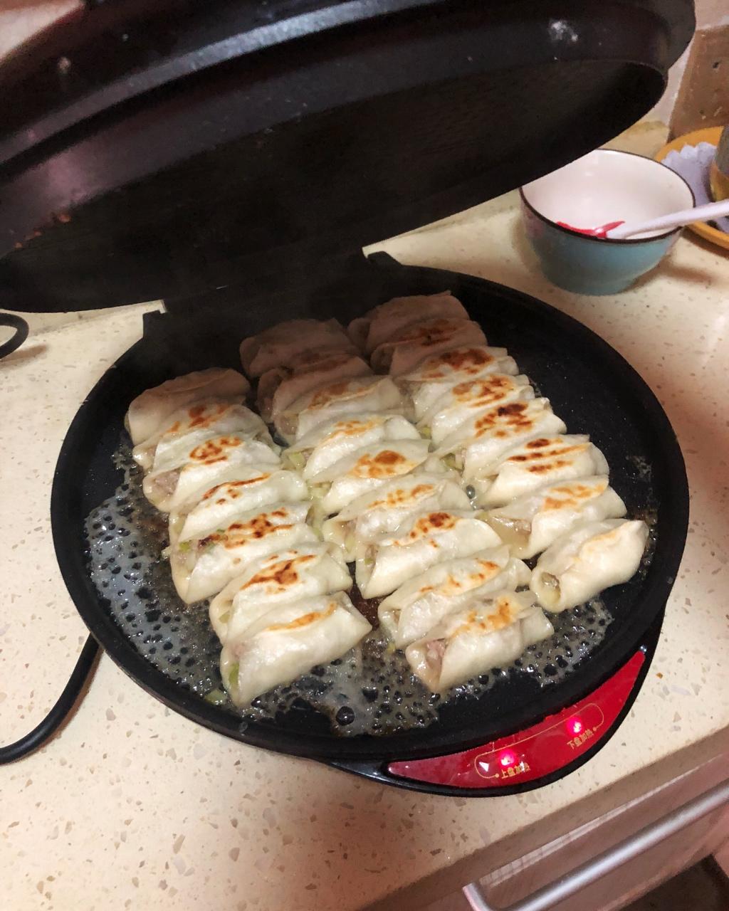 冰泫做的电饼铛做锅贴