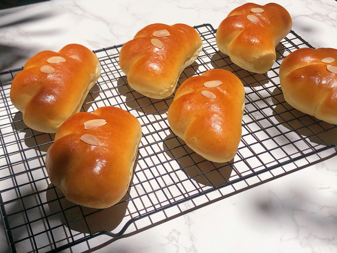 卡仕达奶油面包/熊掌面包