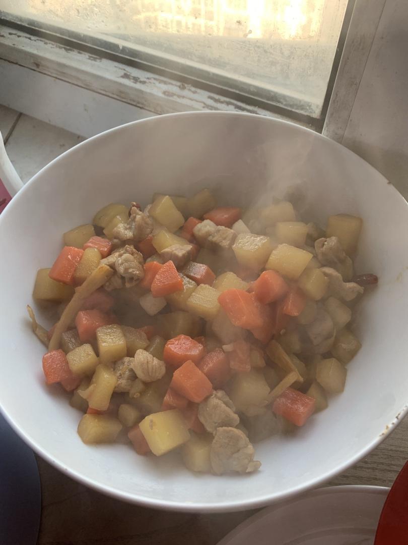 土豆胡萝卜炒肉丁