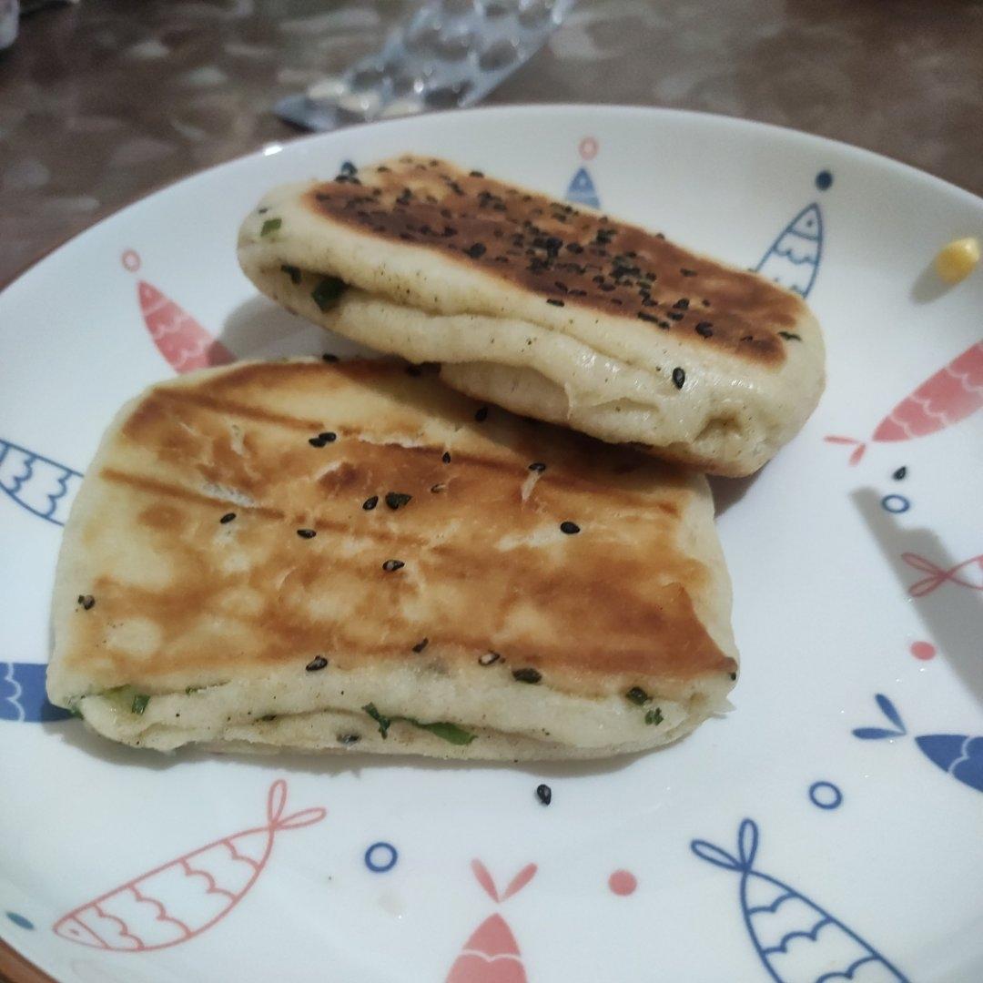 五香葱花饼    葱香四溢   咸香适口   太有食欲了 附细节视频