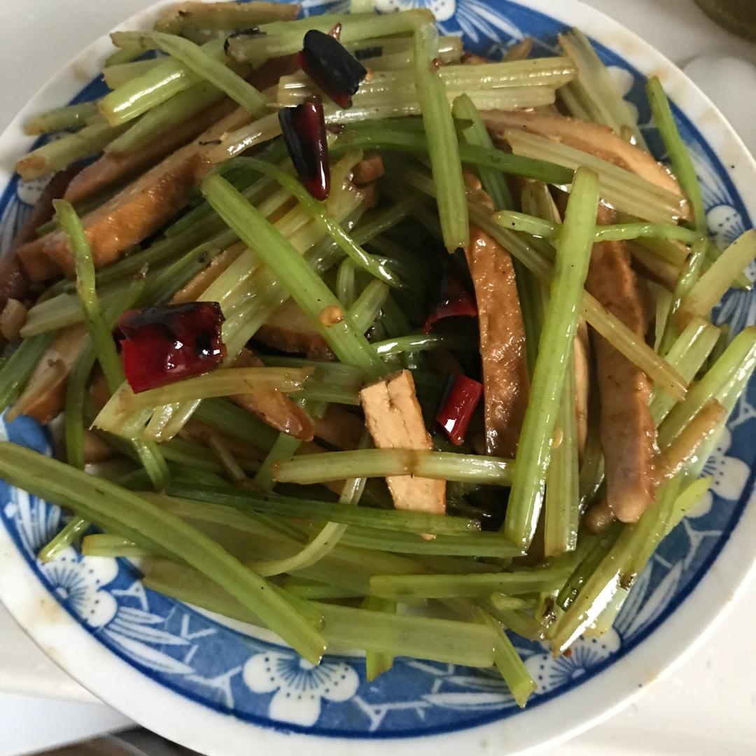 芹菜香干炒肉丝