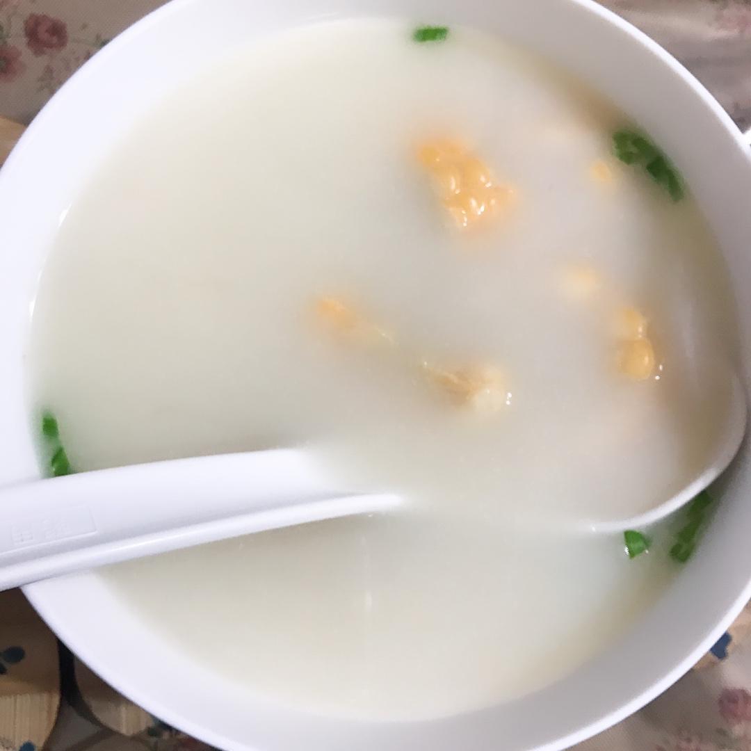 清炖鲫鱼汤 三个关键步骤让你轻松炖出汤浓味鲜色白似奶的鲫鱼汤