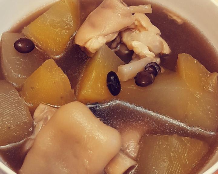 【 雪莲果黑豆猪脚汤】的做法