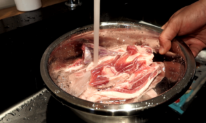 手抓羊排，最考验食材品质的羊肉做法！的做法 步骤3