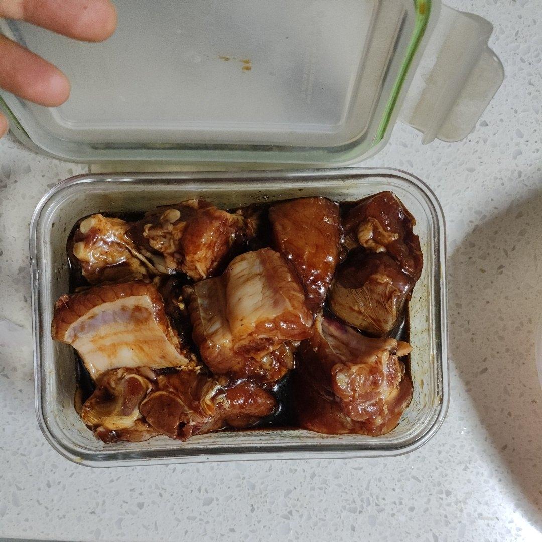 外焦里嫩！好吃到舔手指的蒜香烤排骨