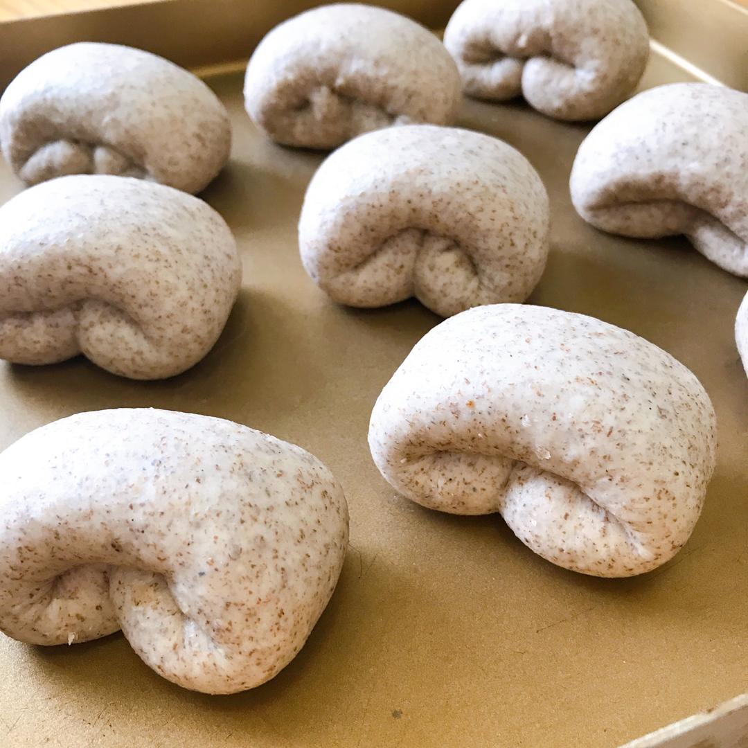 黑全麦波兰种吐司，这么柔软简直怀疑你是个假全麦！