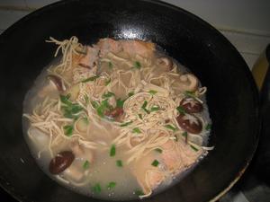 香菇三文鱼骨豆皮汤的做法 步骤8
