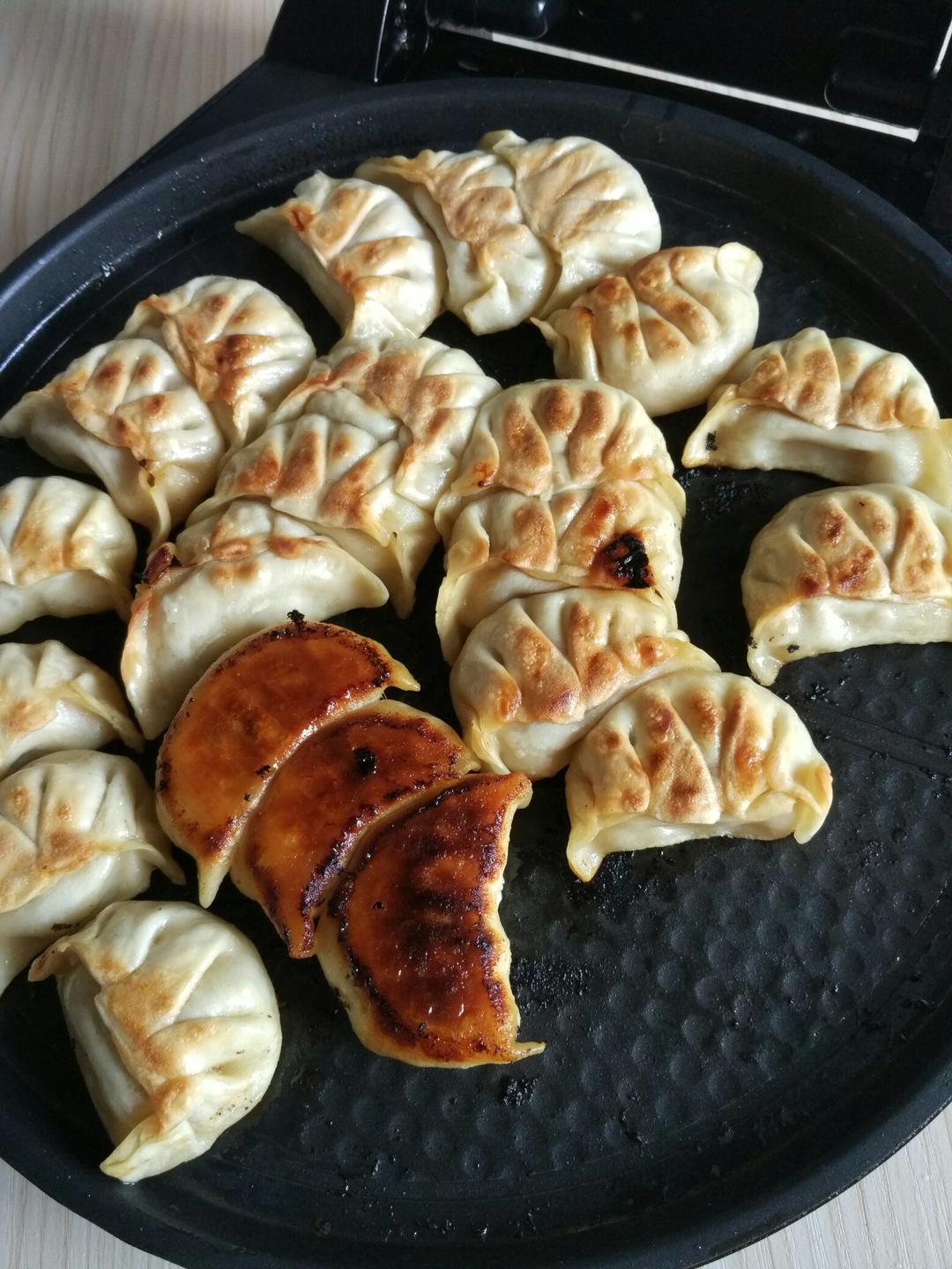 天天快乐天天开心做的电饼铛水煎饺