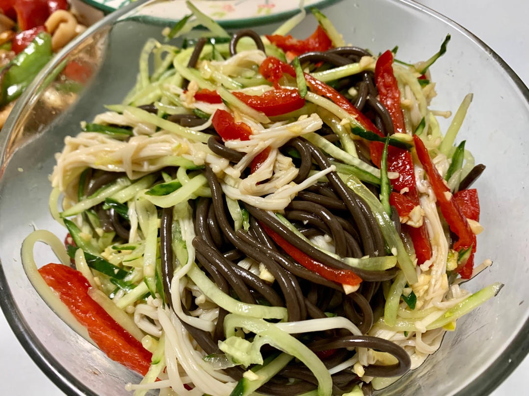 清爽可口的凉拌菜来啦！黄瓜胡萝卜丝拌金针菇！