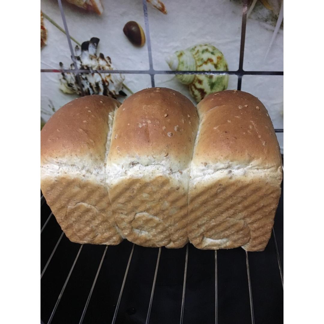 全麦黑芝麻吐司