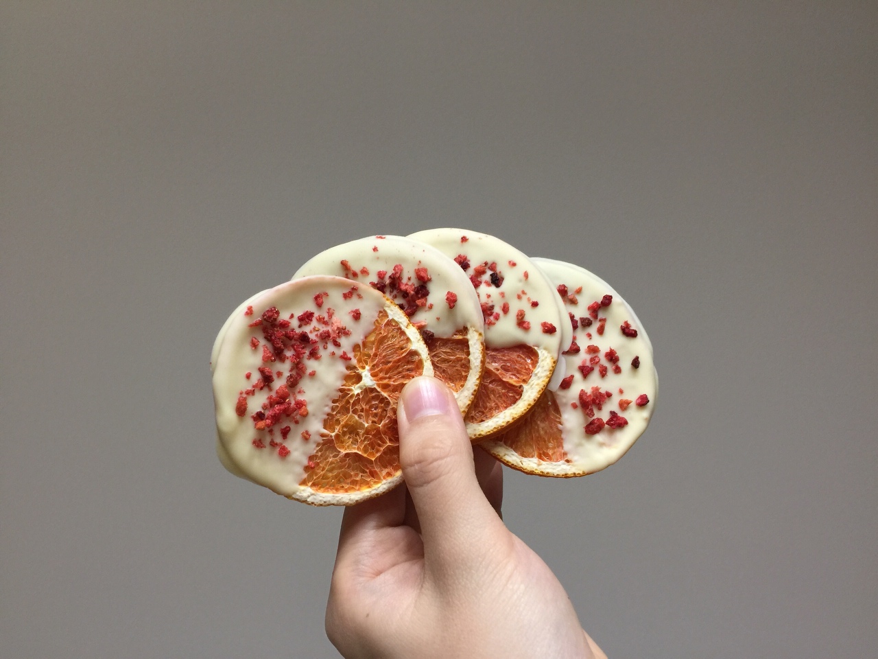冻干草莓白巧克力橙子脆片的做法