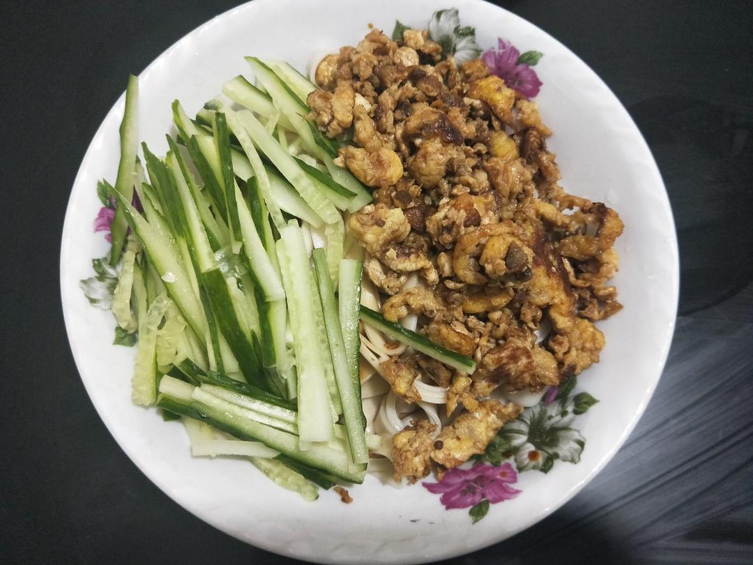 酱鸡蛋拌面