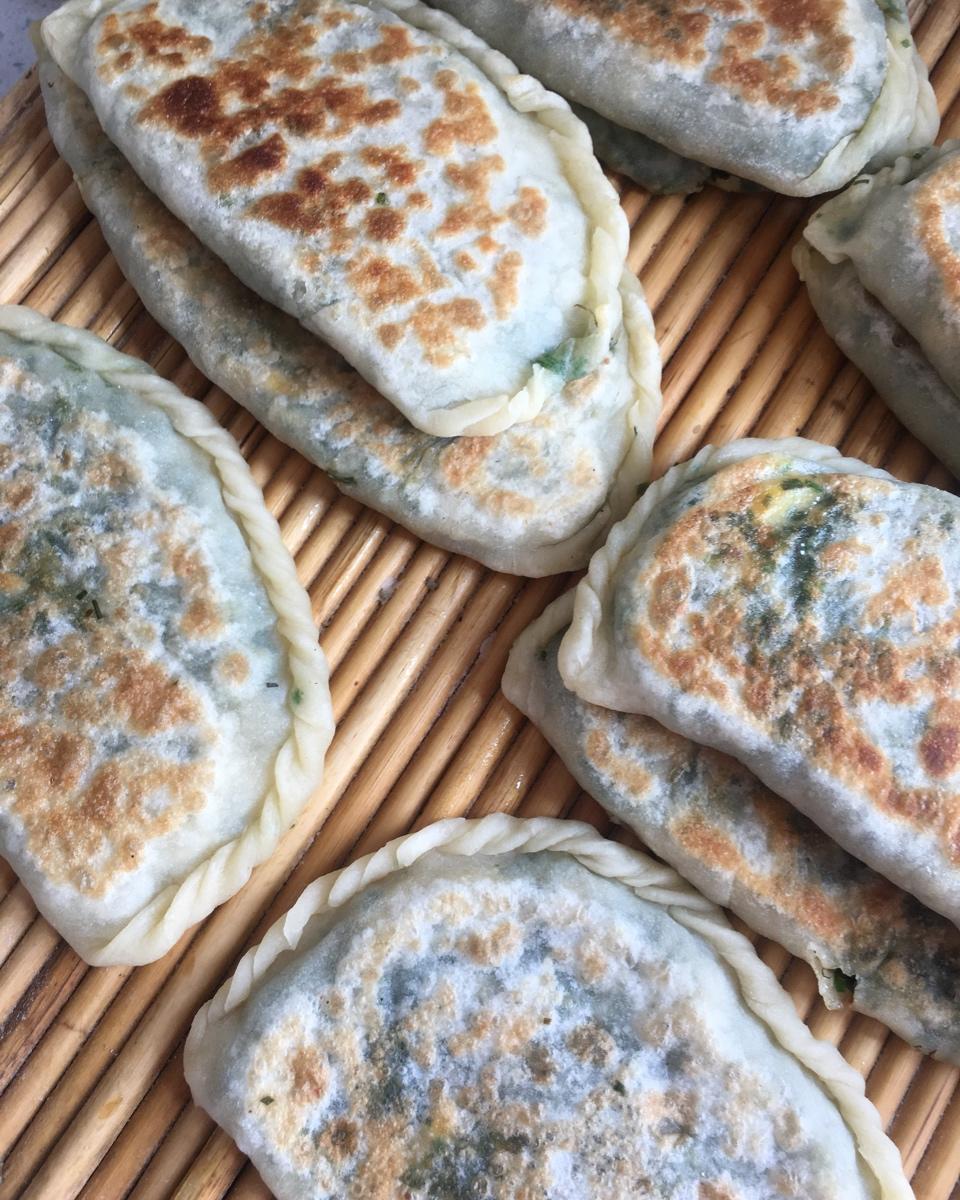 韭菜鸡蛋盒子（一顿能吃好几个的那种，哈哈哈）