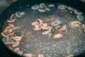好喝到爆的咸排骨蘑菇冬瓜汤（老少皆宜，全部喝精光）的做法 步骤4