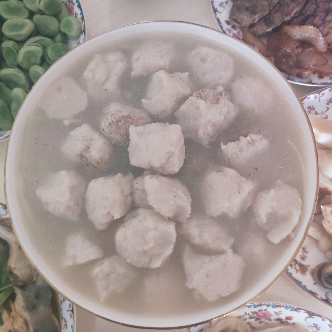 厨师长教你：“鱼丸火锅”的正宗做法，汤浓肉鲜，很适合老人孩子