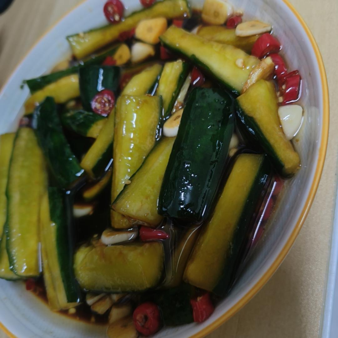 以后黄瓜买回来别只会炒着吃了，今天教你一个你没见过的做法，有手就能学的会