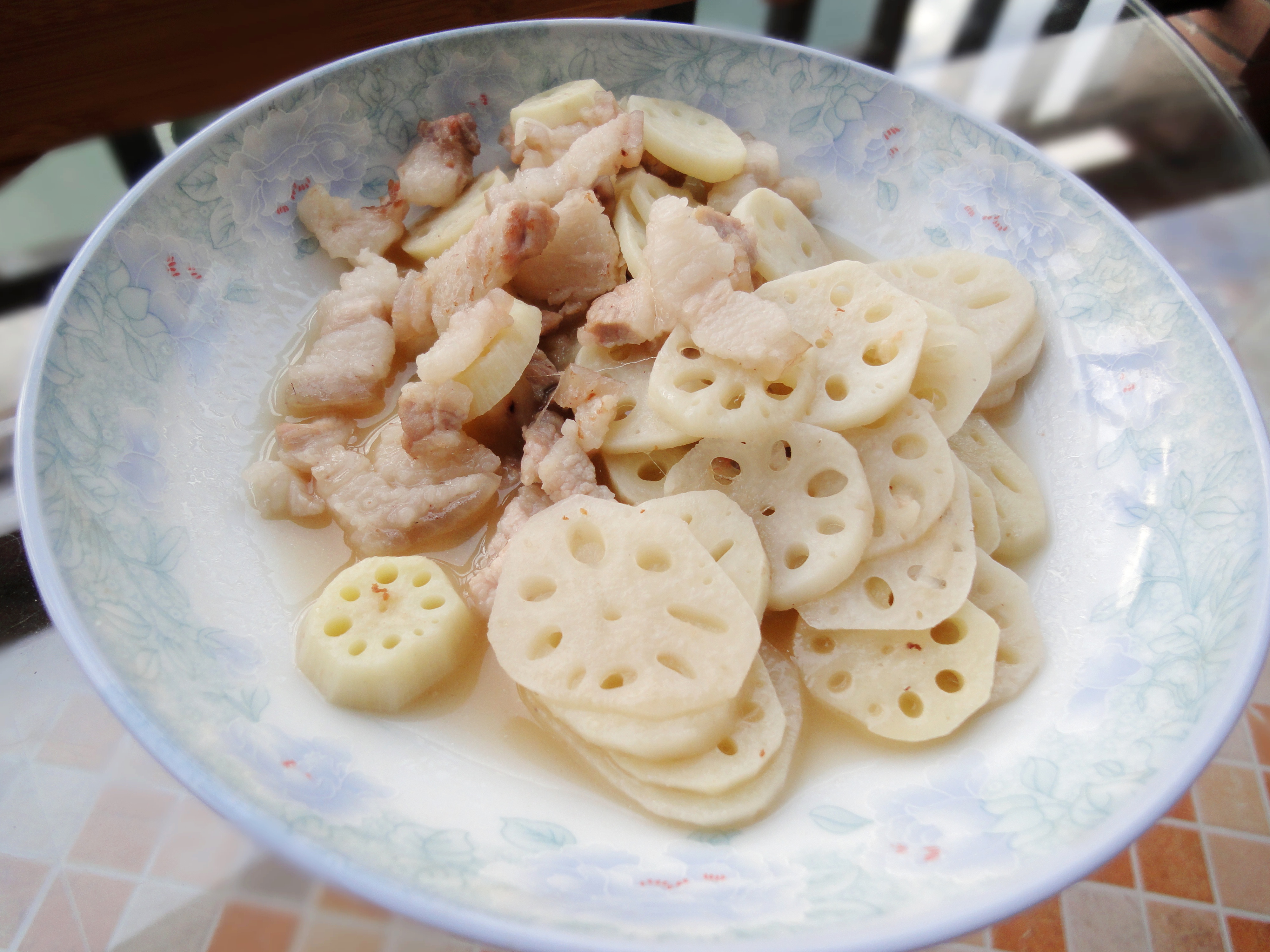 五花肉炒藕片