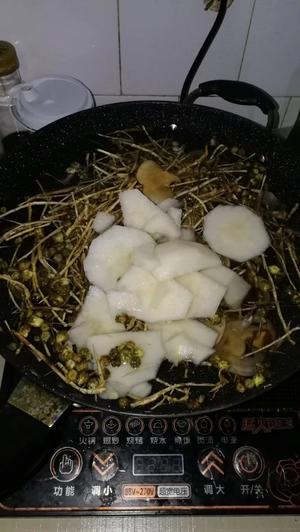 海底椰无花果雪梨菊花膏的做法 步骤1