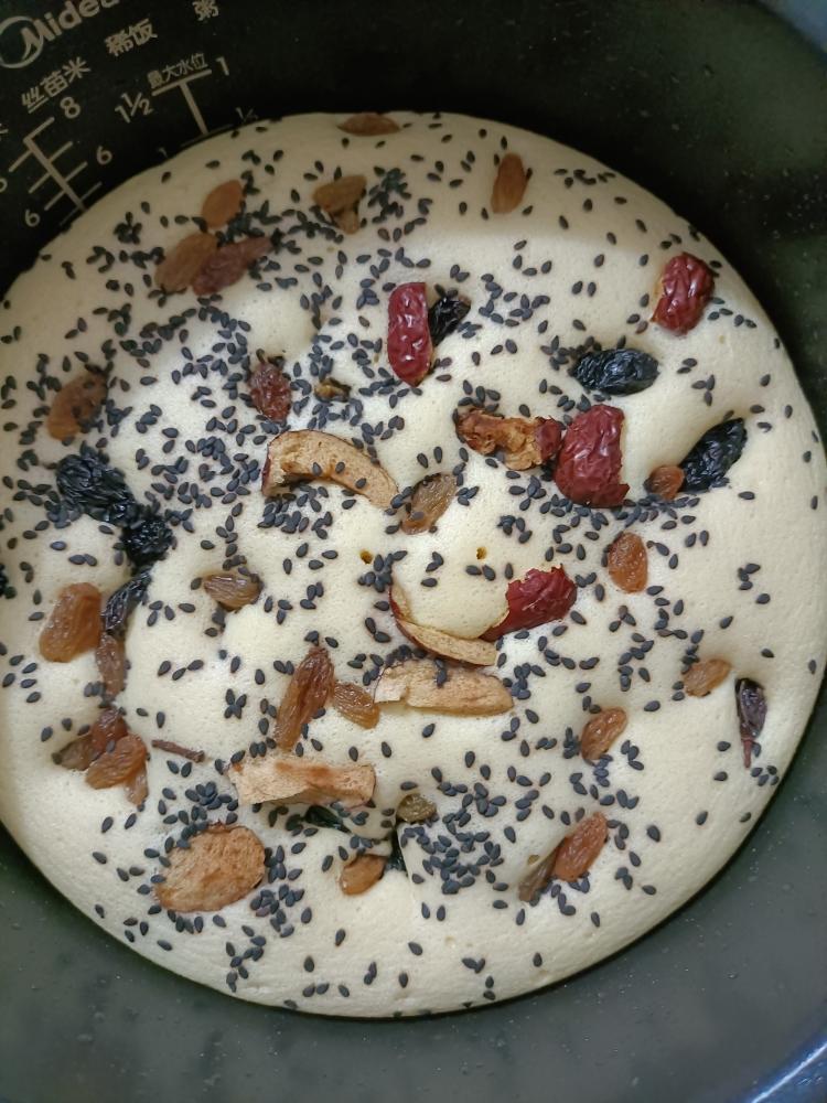 我家姐姐说妈妈好久没做蛋糕吃了，那就动手做起来，今天做个电饭锅蛋糕