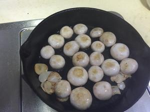 【五分钟抗癌健康饮食——橄榄油煎蘑菇】的做法 步骤4