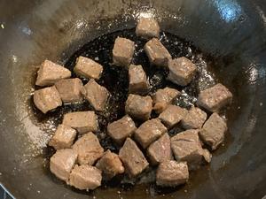 牛肉嫩度💯的黑椒杏鲍菇炒牛肉粒的做法 步骤3