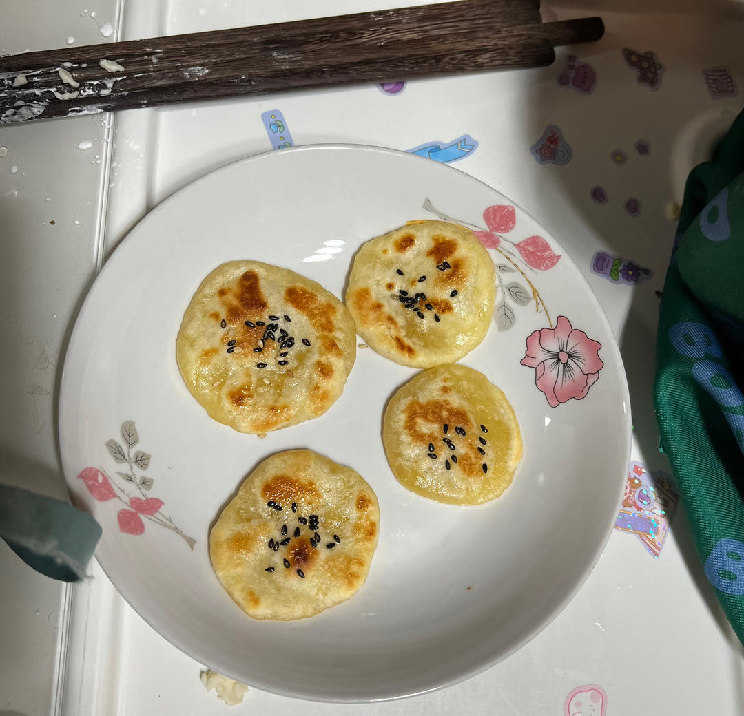 一个苹果  一碗糯米粉  这么做软糯香甜  好吃极了  带馅的苹果糯米饼