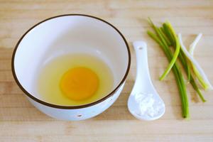 甩出一大碗完美的蛋花汤，仅用一个鸡蛋~的做法 步骤1