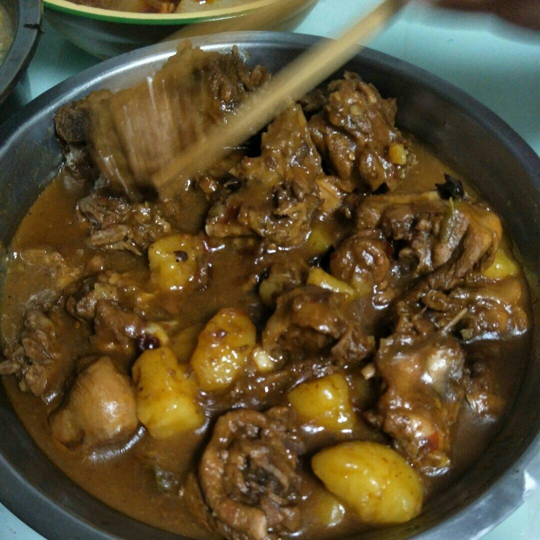 家常土豆烧鸭腿
