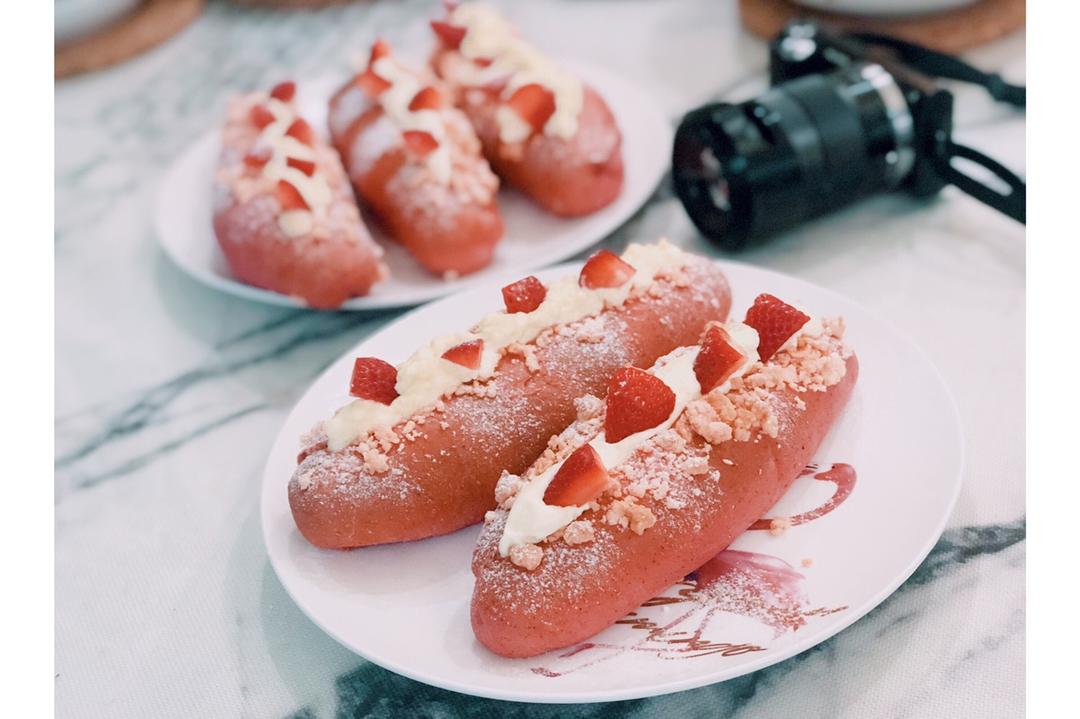 雪顶草莓奶露软欧-馋哭亲外甥配马斯卡彭奶油霜