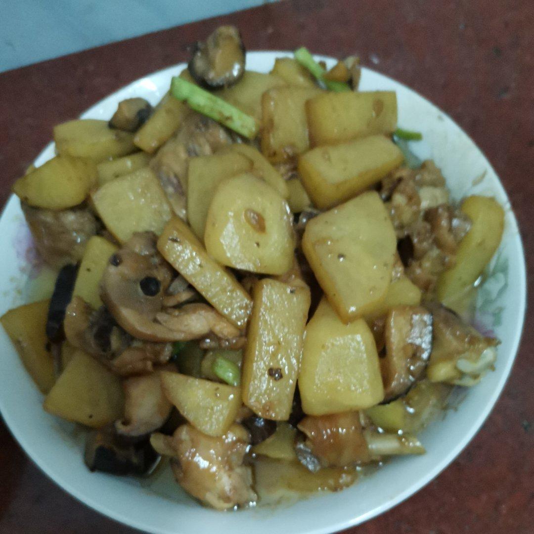 土豆香菇焖鸡（超下饭！零失败！)