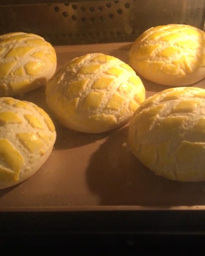 好吃到炸裂的港式菠萝包（附带制作酥皮的小视频）