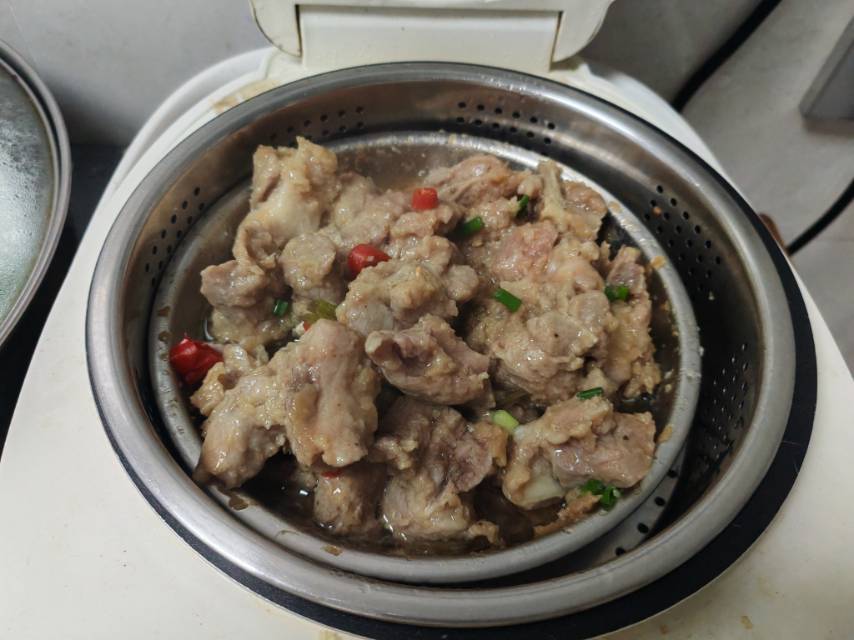排骨怎么蒸才嫩？第一步先焯水就错了，记住这个窍门排骨嫩滑多汁