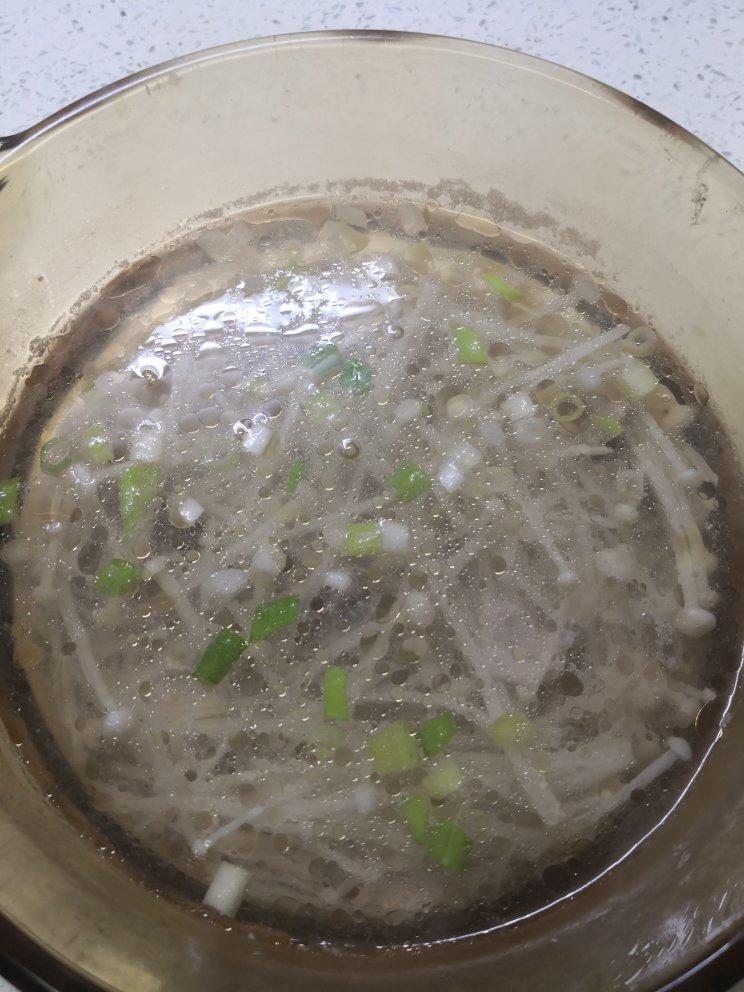 味道鲜美的金针菇汤