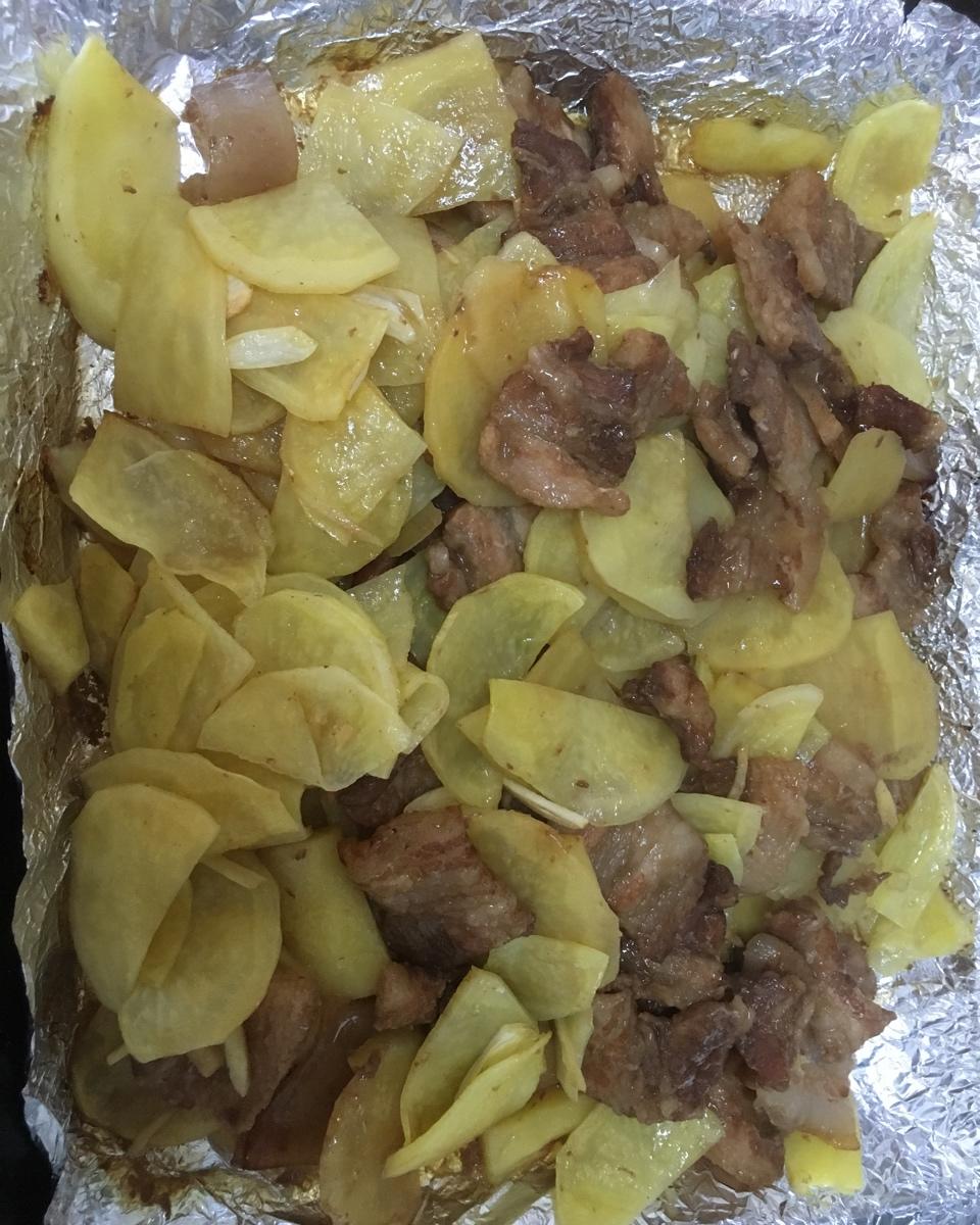 蜜汁五花肉烤土豆