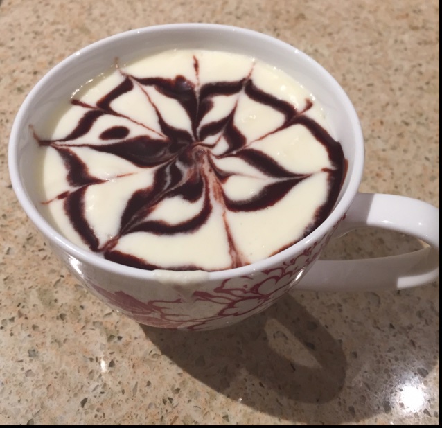 拉花巧克力热牛奶