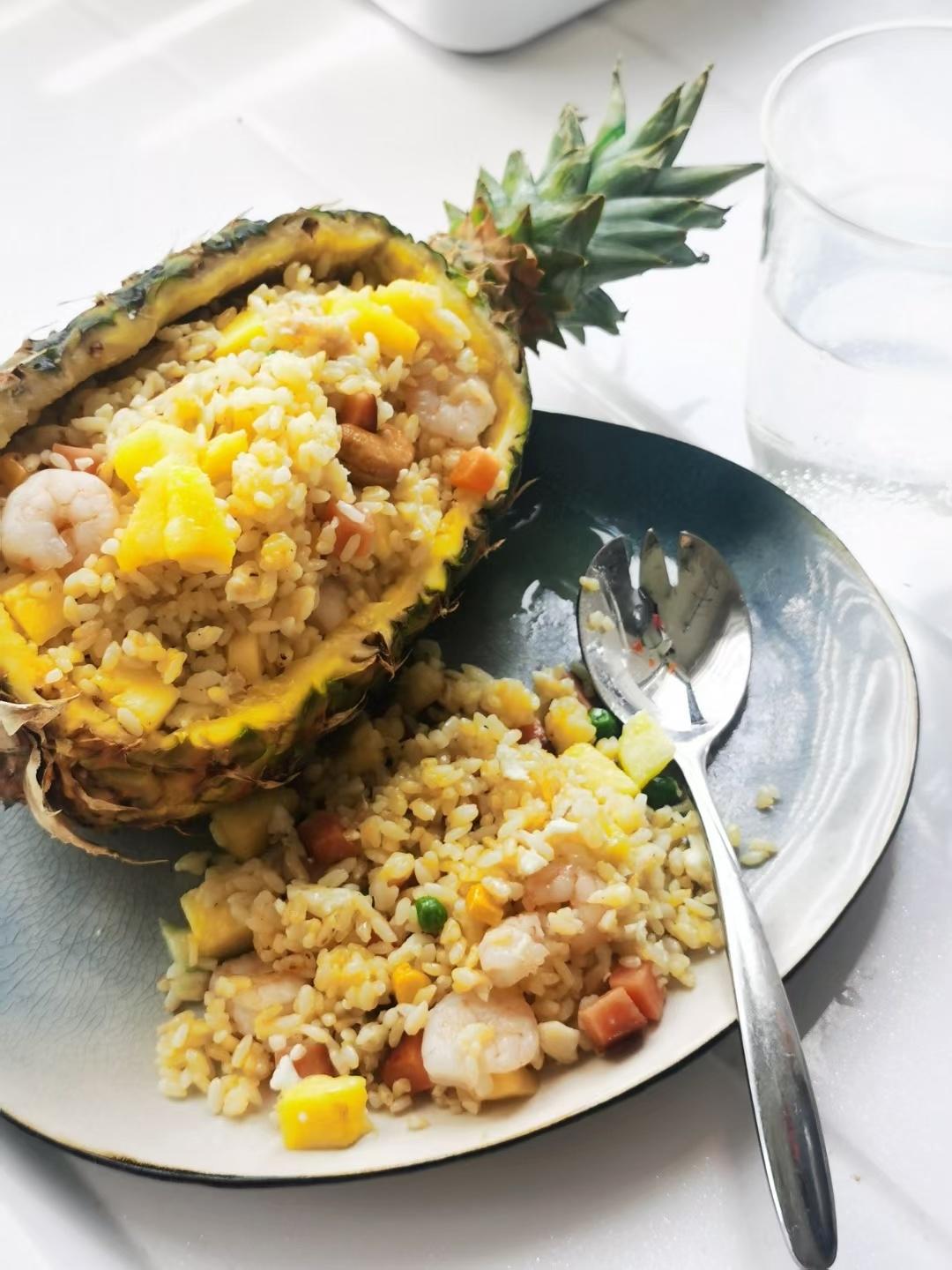 菠萝海鲜炒饭的做法