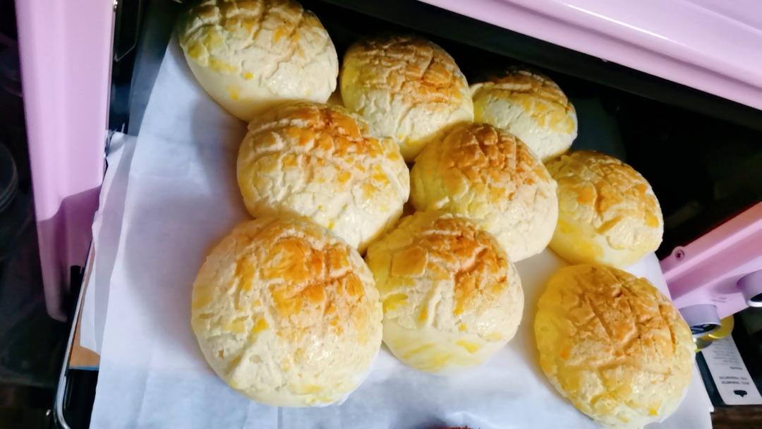 做100款面包の12：在家开茶餐厅!港式菠萝包 –不划格子自然裂开的香酥脆皮！菠萝油/酥皮包