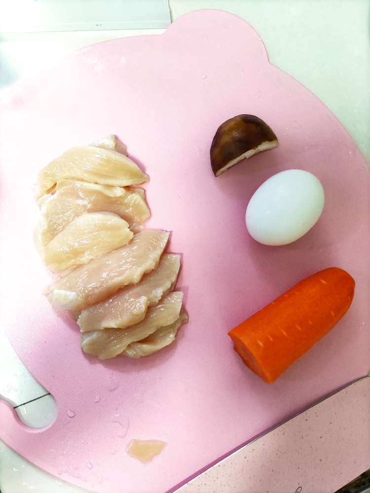 一岁内宝宝开始尝试吃的胡萝卜香菇鸡肉肠的做法 步骤1