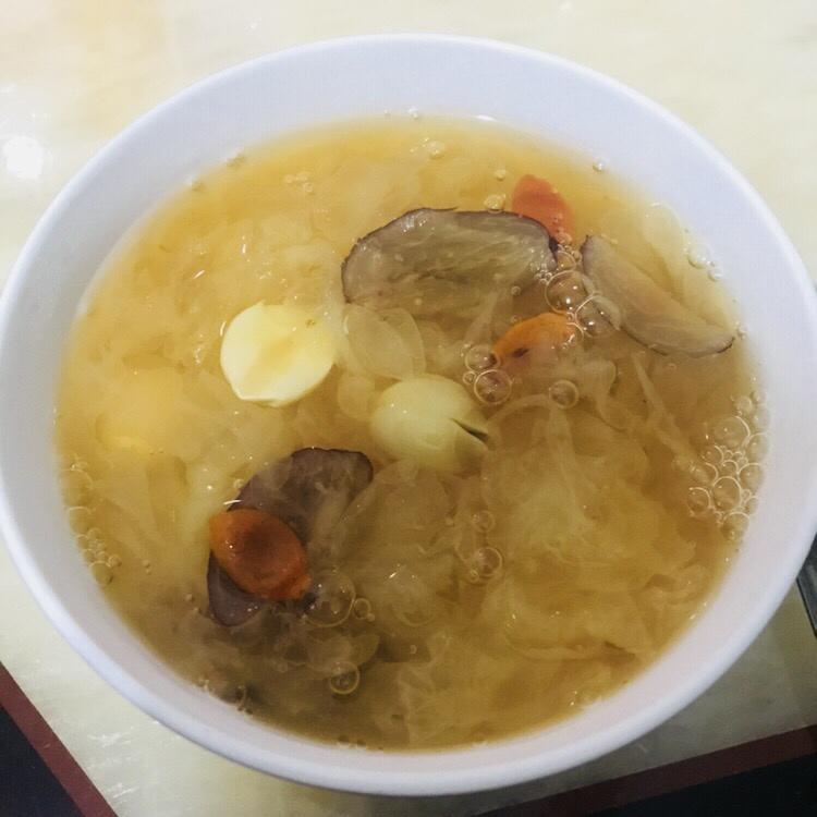 新鲜银耳红枣莲子羹的做法