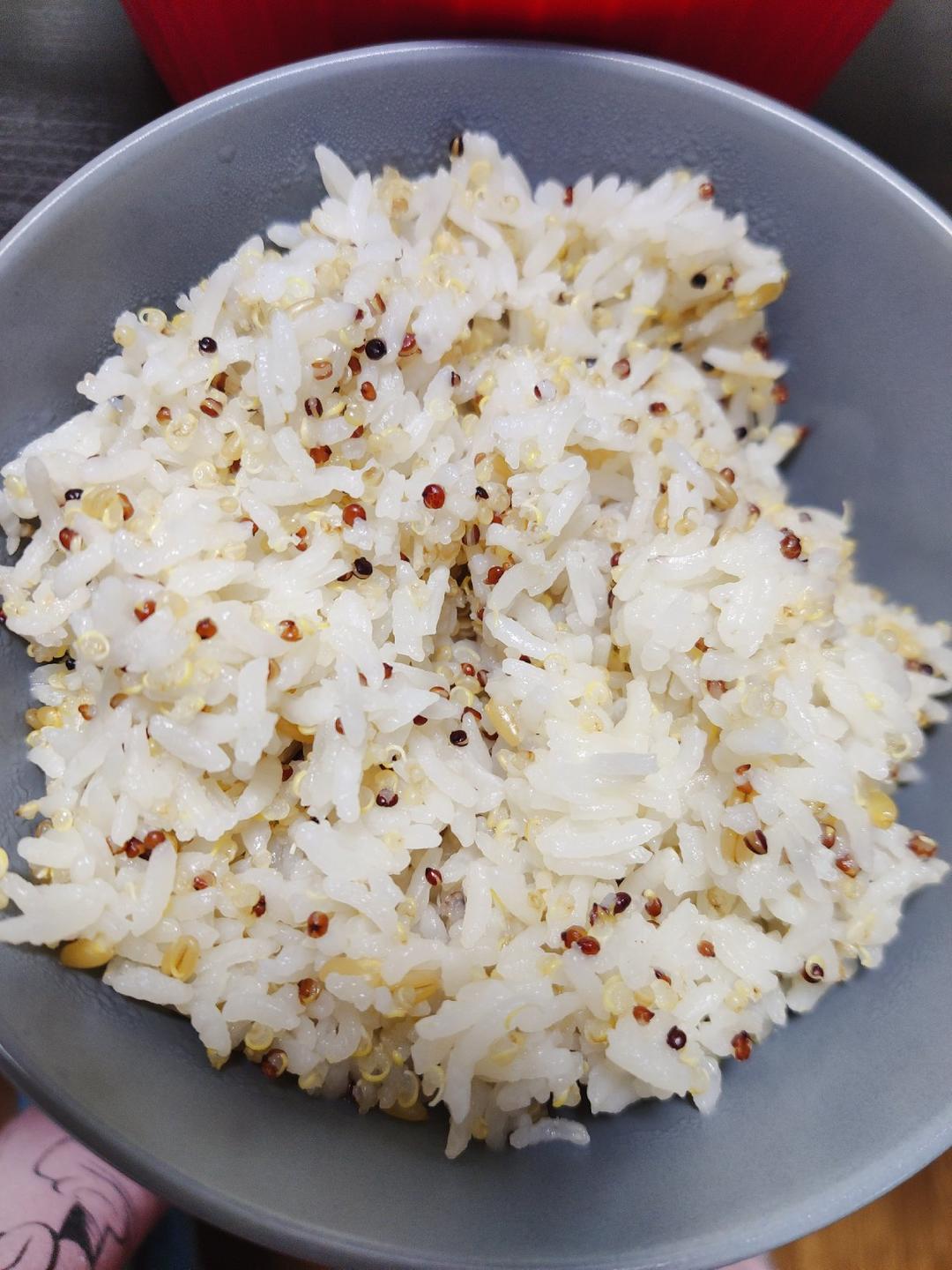 甜心少女软绵绵做的健康五谷杂粮饭