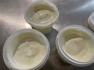无冰渣的酸奶冰激凌（不用鸡蛋和淡奶油），总共就俩原材料的做法 步骤3