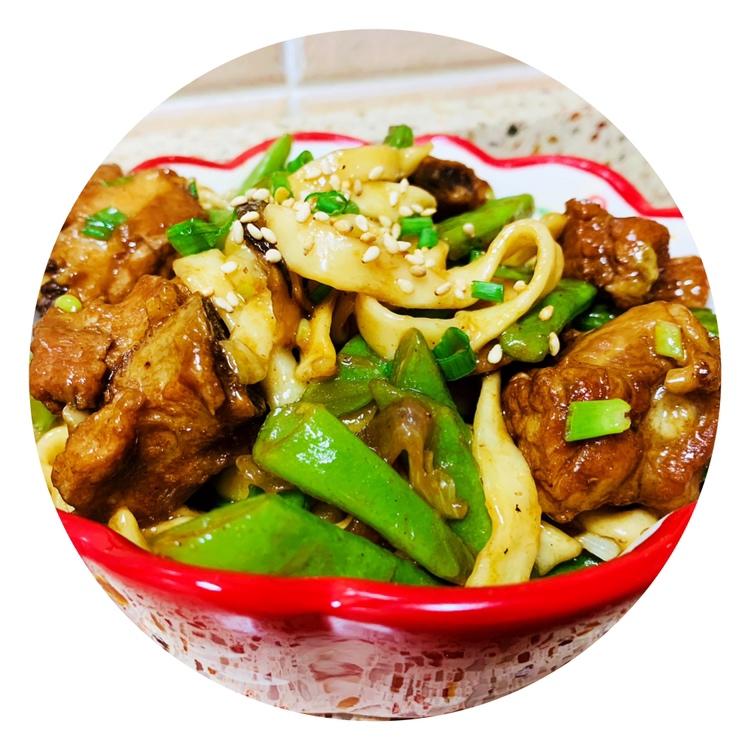 馋死隔壁小孩的排骨焖面