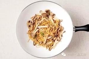 大蒜蘑菇橄榄油意面的做法 步骤7